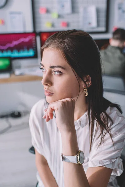 Selbstbewusster Datenanalyst schaut weg, während Kollege im Büro arbeitet — Stockfoto