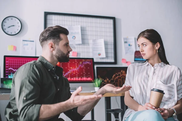 Datenanalytiker planen Arbeit mit Kollege, der Pappbecher im Büro hält — Stockfoto