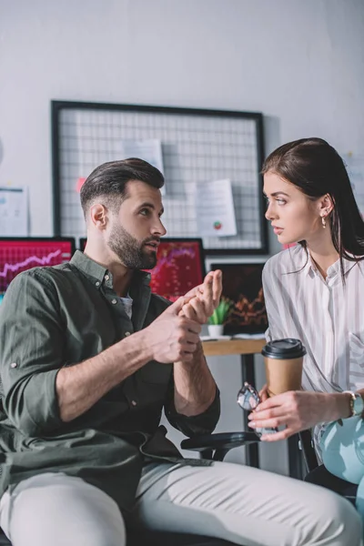 Estrategia de planificación de analistas de sistemas informáticos con un colega sosteniendo café para ir en la oficina - foto de stock