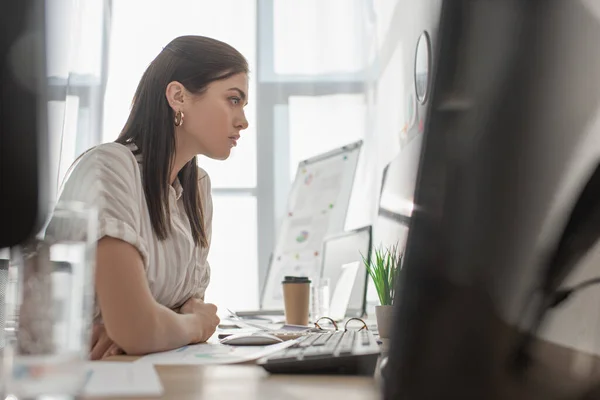 Selektiver Fokus des Analytikers für Informationssicherheit, der mit Computern im Büro arbeitet — Stockfoto