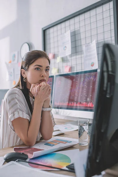 Selektiver Fokus des Datenanalysten bei der Entwicklung von Software für Computersysteme im Büro — Stockfoto