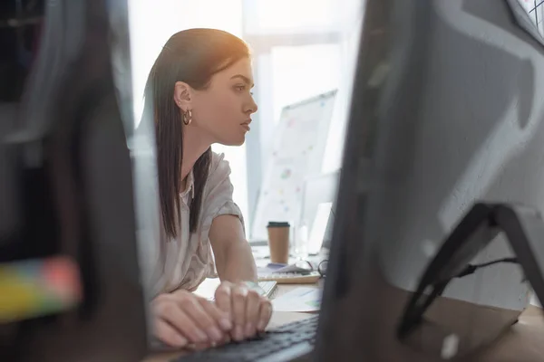 Selektiver Fokus des Analytikers für Informationssicherheit, der Software für Computersysteme im Büro testet — Stockfoto