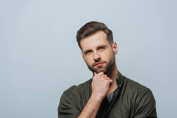 Bel homme rêveur regardant caméra isolé sur gris — Photo de stock