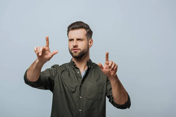 Schöner Mann zeigt mit Fingern auf grau — Stockfoto