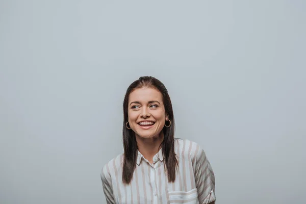 Bella ragazza sorridente guardando lontano isolato sul grigio — Foto stock