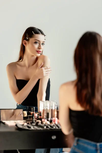 Foyer sélectif de beau modèle regardant miroir isolé sur blanc — Photo de stock