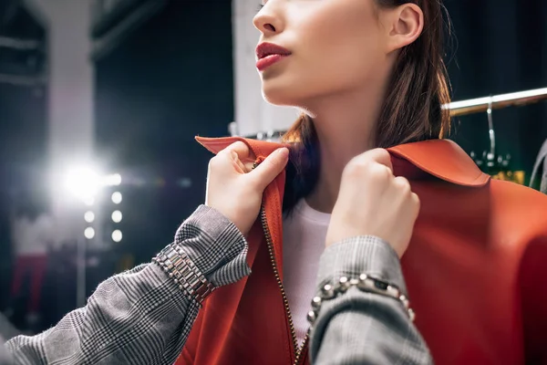 Vista ritagliata di stilista toccare giacca sul modello giovane — Foto stock