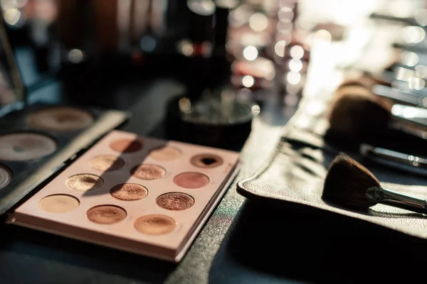 Enfoque selectivo de cepillo de maquillaje conjunto cerca de sombra de ojos - foto de stock