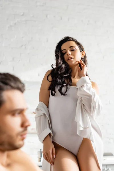 Selektiver Fokus der heißen Frau im Männerhemd, die ihren Freund anschaut — Stockfoto