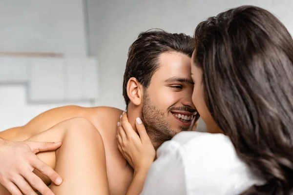 Casal sorrindo, abraçando e olhando um para o outro — Fotografia de Stock