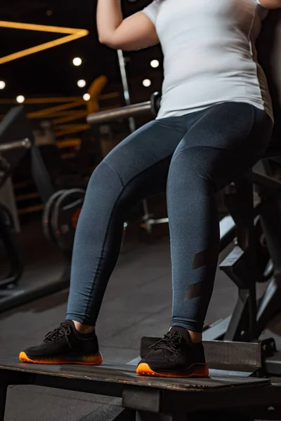Обрізаний вид тренування дівчини з надмірною вагою на фітнес-машині — стокове фото