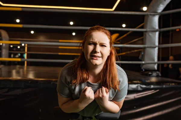 But fille en surpoids faisant l'exercice d'extension du bas du dos sur la machine d'entraînement — Photo de stock