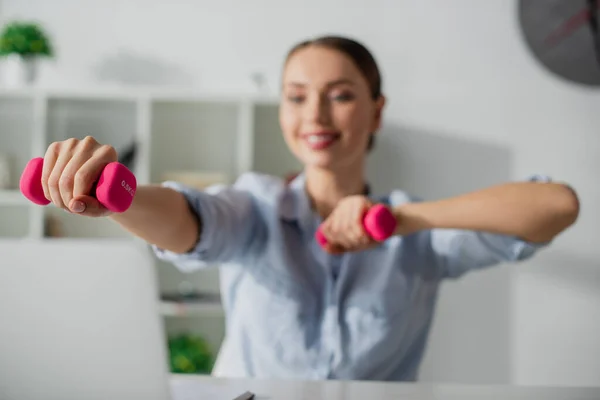 Enfoque selectivo de la formación de empresaria feliz con pesas en el espacio de trabajo — Stock Photo