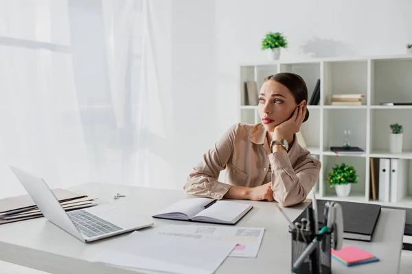 Gelangweilte Geschäftsfrau arbeitet mit Laptop in modernem Büro — Stockfoto