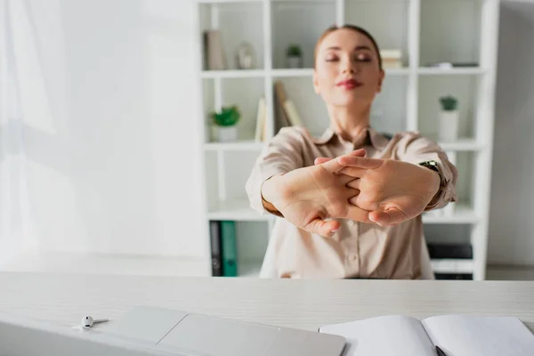 Schöne Geschäftsfrau streckt die Hände im modernen Büro — Stockfoto