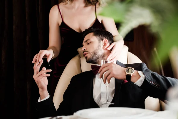 Vista cortada de mulher apaixonada tocando homem elegante no avião — Fotografia de Stock