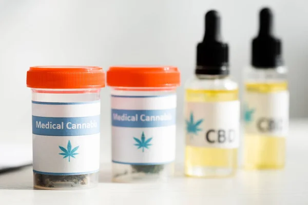 Foco seletivo de garrafas com cannabis medicinal e lettering cbd — Fotografia de Stock