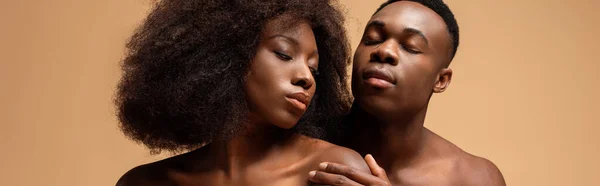 Sexy desnudo africano americano pareja posando aislado en beige, tiro panorámico - foto de stock