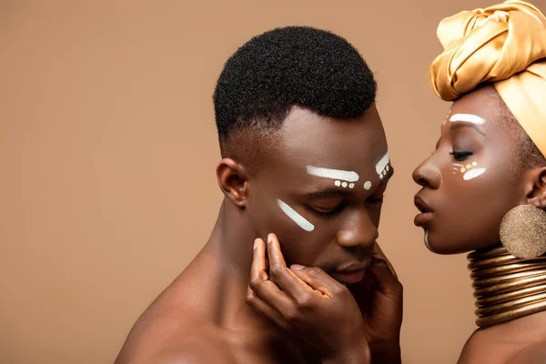 Nacktes Afro-Paar posiert isoliert auf beige — Stockfoto