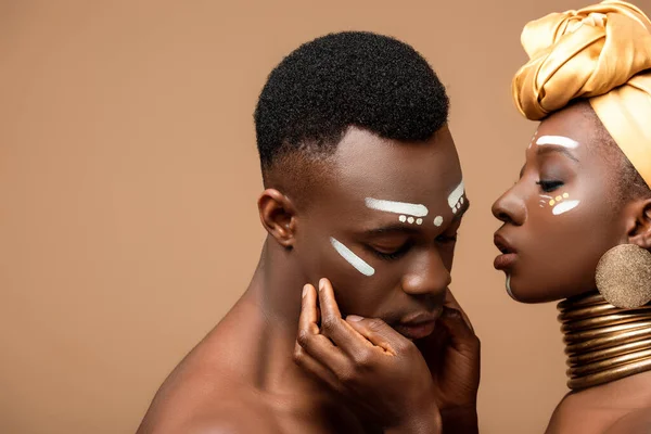 Naked tribal afro couple posing isolated on beige — Stock Photo