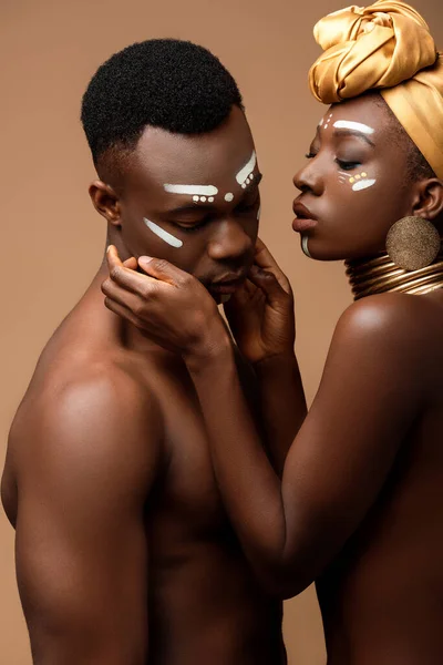 Sexy naked tribal afro couple posing isolated on beige — Stock Photo