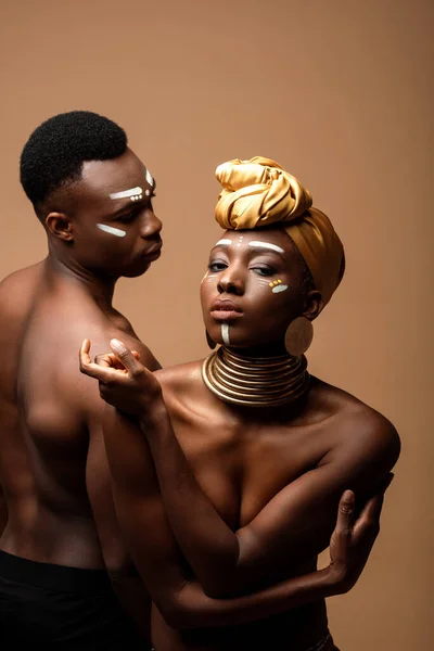 Sexy naked tribal afro couple posing isolated on beige — Stock Photo