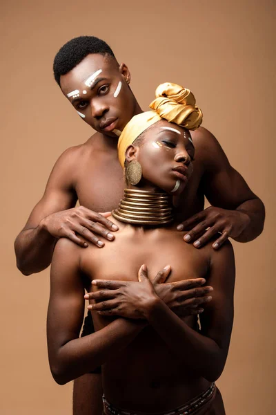 Sexy nudo tribale afro coppia posa isolato su beige — Foto stock