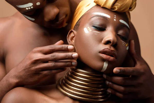 Close up view of naked tribal afro couple posing isolated on beige — Stock Photo