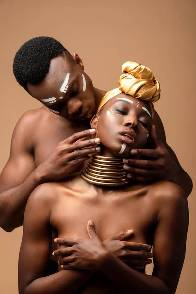 Concurso nu tribal afro casal posando isolado no bege — Fotografia de Stock