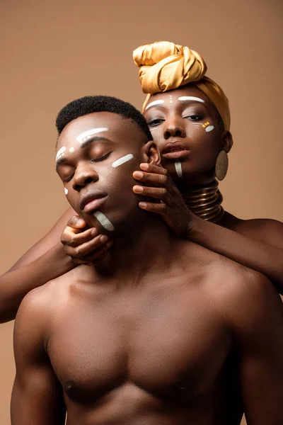 Nu tribal afro couple posant isolé sur beige — Photo de stock