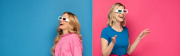 Panoramic crop of cheerful blonde sisters in 3d glasses on pink and blue background — Stock Photo