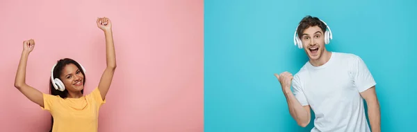 Коллаж веселый парень и африканская американская девушка слушать музыку в беспроводных наушниках на синем и розовом фоне, горизонтальное изображение — стоковое фото