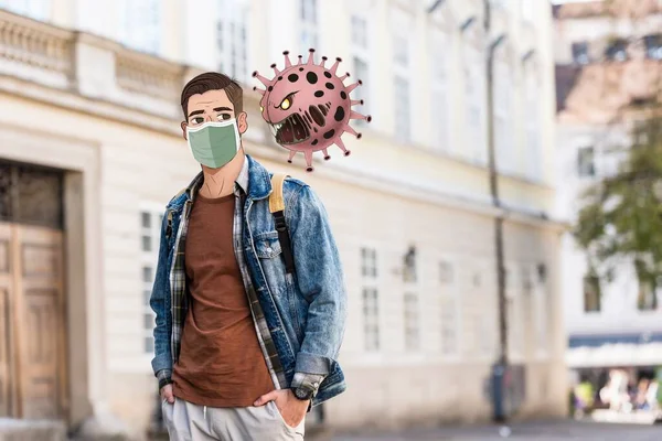 Uomo con volto illustrato in maschera medica e le mani in tasche vicino batteri arrabbiati sulla strada — Foto stock