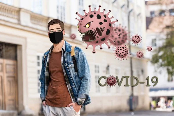 Uomo in maschera medica con volto illustrato e le mani in tasche sulla strada, illustrazione batteri arrabbiato — Foto stock