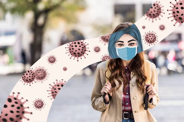 Niña con la cara ilustrada en la máscara y la mochila en la ciudad con la ilustración de bacterias - foto de stock