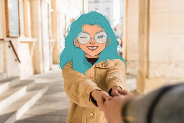 Selektiver Fokus eines Mädchens mit illustriertem lächelnden Gesicht und blauen Haaren, das die Hand eines Mannes in der Stadt hält — Stockfoto