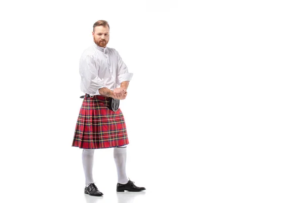 Шотландский рыжий мужчина в красном килте на белом фоне — стоковое фото
