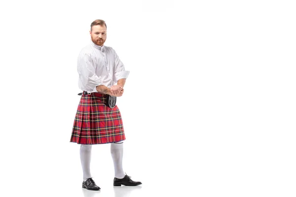 Scozzese rossa uomo in rosso kilt su sfondo bianco — Foto stock