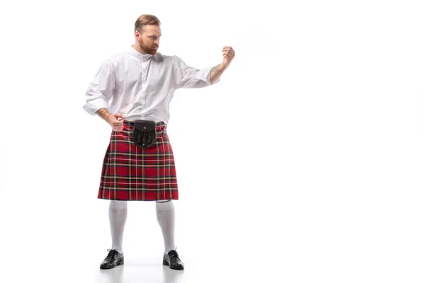 Grave escocês ruiva homem em vermelho kilt no fundo branco — Fotografia de Stock