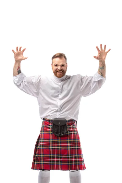 Escocês ruiva homem no vermelho kilt assustador isolado no branco — Fotografia de Stock