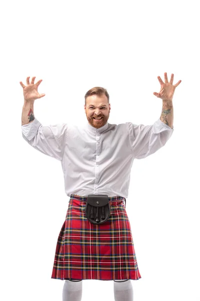 Scozzese rossa uomo in rosso kilt spaventare isolato su bianco — Foto stock