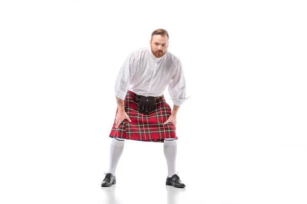 Escocês ruiva homem em kilt vermelho em pose no fundo branco — Fotografia de Stock