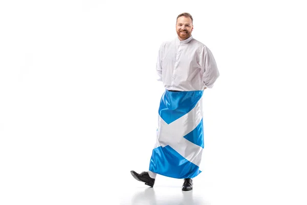 Homme rousse écossais souriant avec drapeau de l'Écosse sur fond blanc — Photo de stock