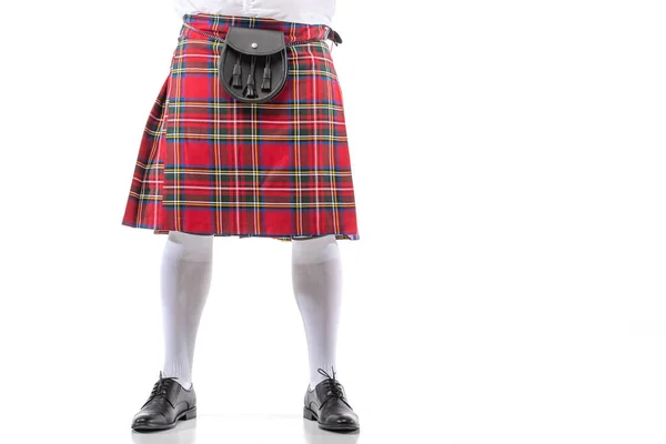 Обрезанный вид шотландца в красном кильте с кожаной сумкой на белом фоне — стоковое фото