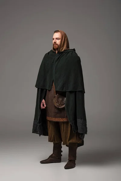 Rousse écossaise médiévale homme en manteau sur fond gris — Photo de stock
