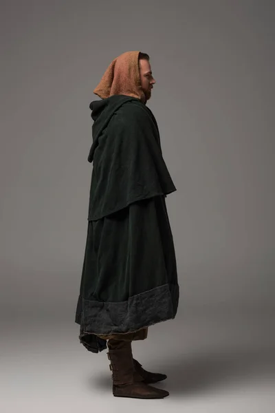 Vista lateral do homem ruivo escocês medieval em mantel sobre fundo cinza — Fotografia de Stock