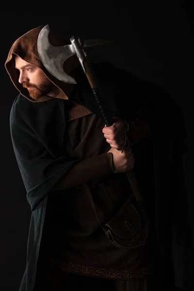 Guerrier écossais médiéval avec hache de combat dans manteau isolé sur noir — Photo de stock