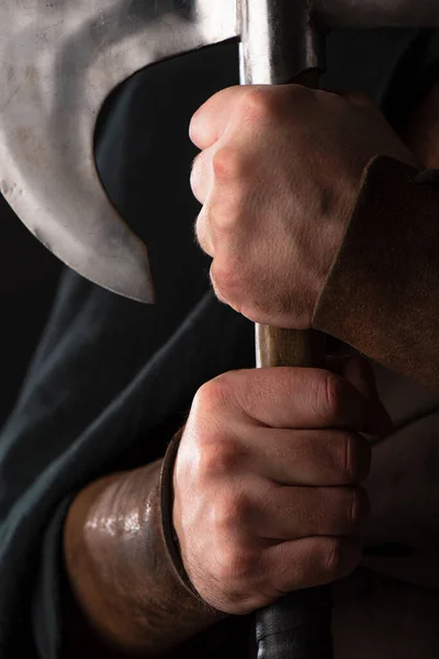 Vue recadrée du guerrier écossais médiéval avec hache de bataille dans les mains — Photo de stock