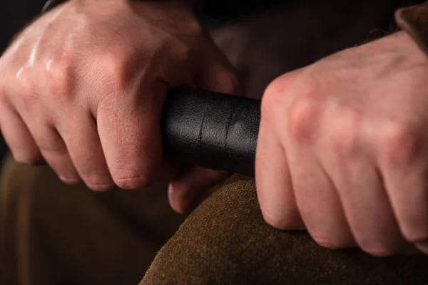 Vue recadrée du guerrier écossais médiéval avec l'épée dans les mains — Photo de stock