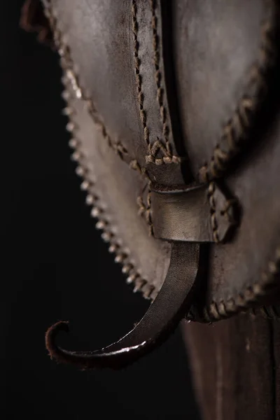 Vista de cerca de la bolsa de cuero marrón escocés medieval aislada en negro - foto de stock